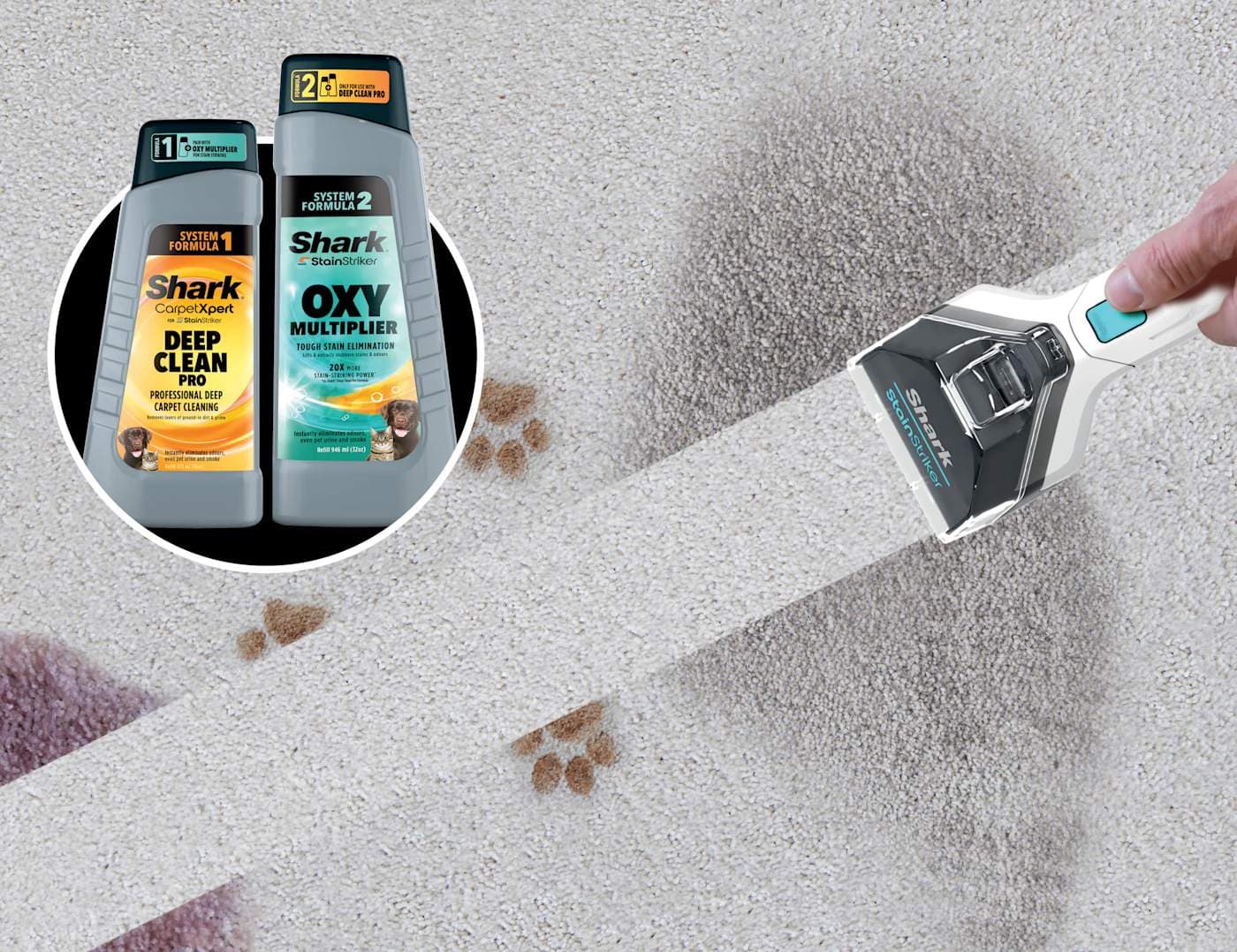 Shark Reinigungsmittel Deep Clean Pro und OXY Multiplier, daneben der StainStriker auf einem Teppich mit Flecken
