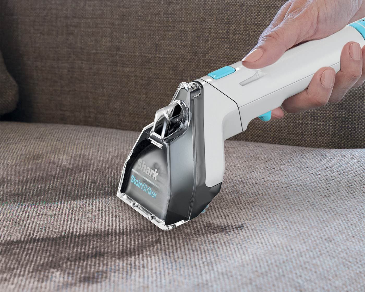 Handaufsatz des Shark StainStriker auf einem Fleck auf einem Stoffsofa